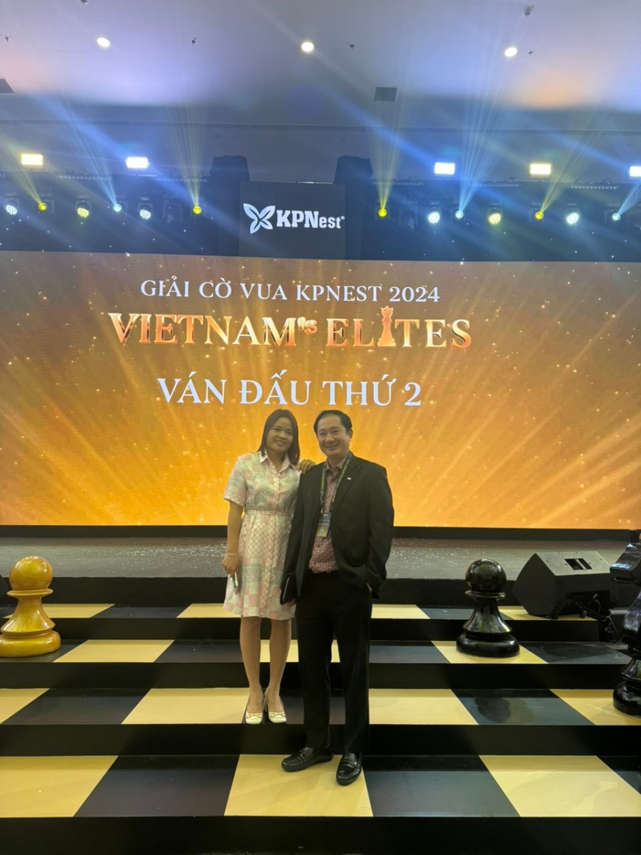 image005 Ông Đỗ Vĩnh Sỹ – Giám Đốc (Thương hiệu nước Happy life) chụp hình cùng Bà Phan Thị Thanh Truyền. Trưởng Ban tổ chức, Tổng Giám đốc Công ty Cổ phần Phát triển tổ yến KPNest 2024