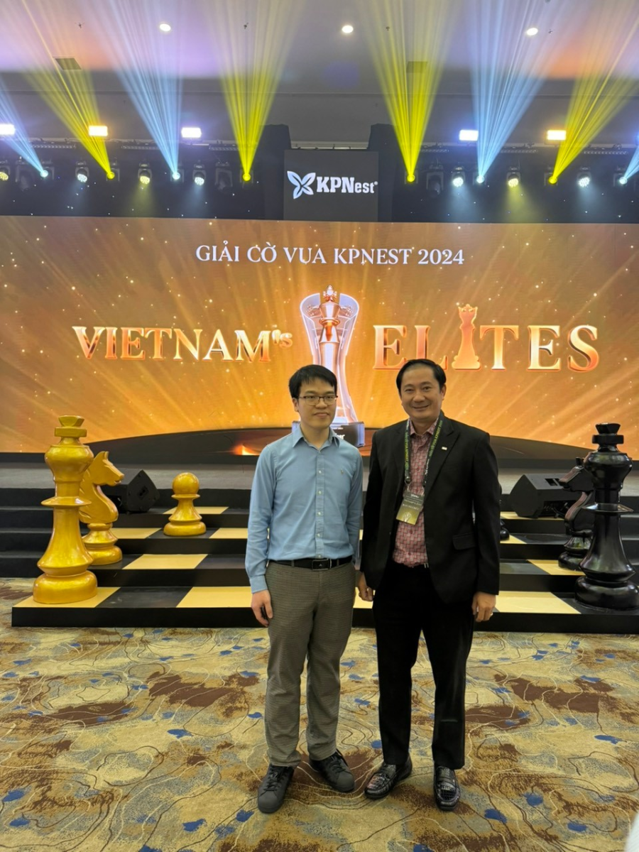 image009-1201 Ông Đỗ Vĩnh Sỹ – Giám Đốc (Thương hiệu nước happy life) chụp hình cùng Kỳ thủ Lê Quang Liêm tại giải cờ vua KPNest 2024